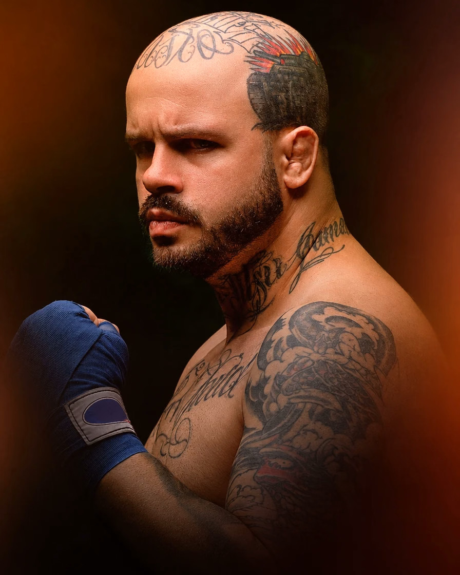 Praticante de Boxe com luvas