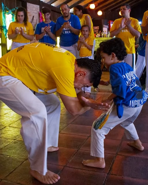 Criança e adulto em uma roda do Ingá Capoeira