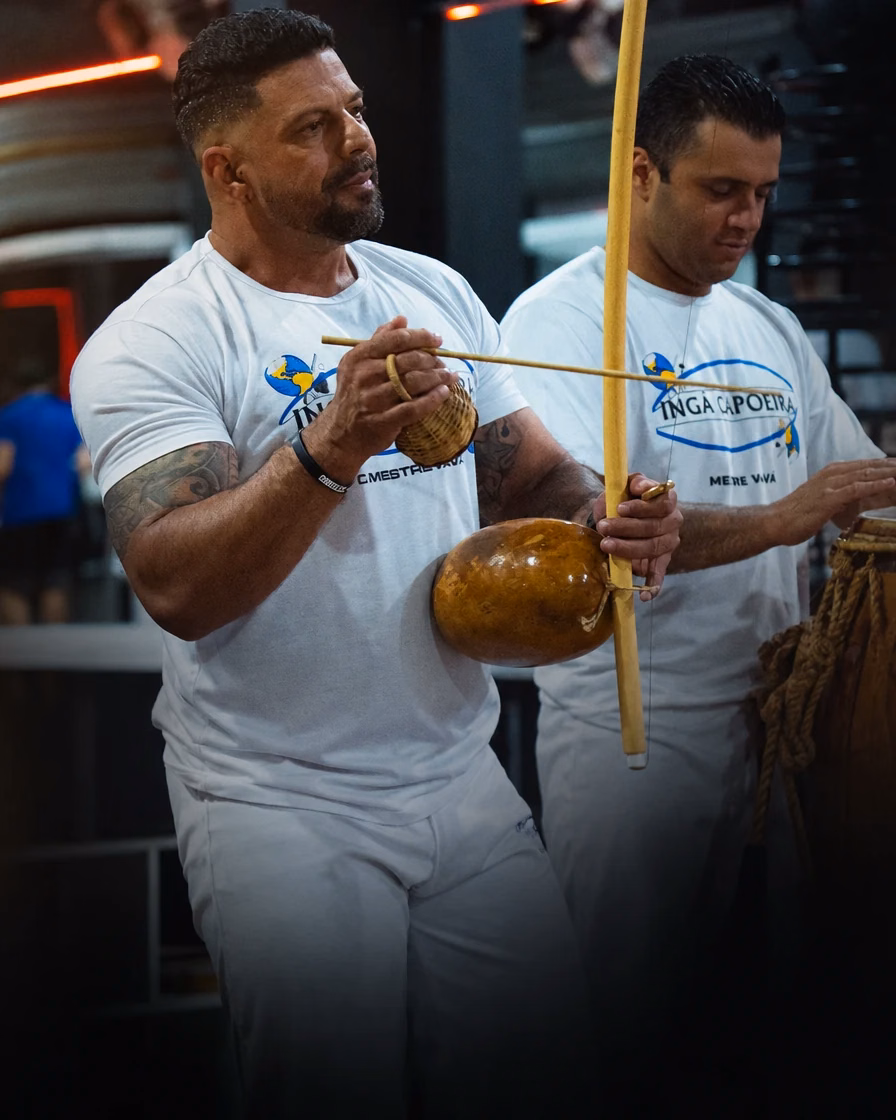 Capoeiristas tocando berimbau