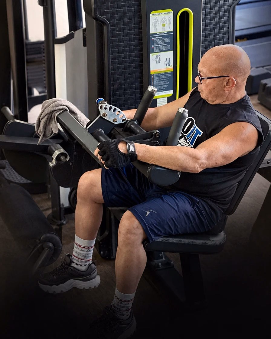 Aluno treinando em equipamento de musculação